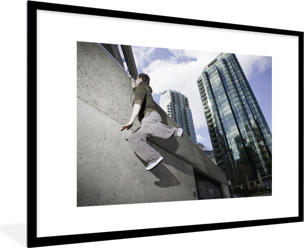 MuchoWow Gerahmtes Poster Ein Sportler bei der Ausübung der Sportart Parkour 90x60 cm - Poster mit Schwarzem Bilderrahmen Wandposter Rahmen Foto...