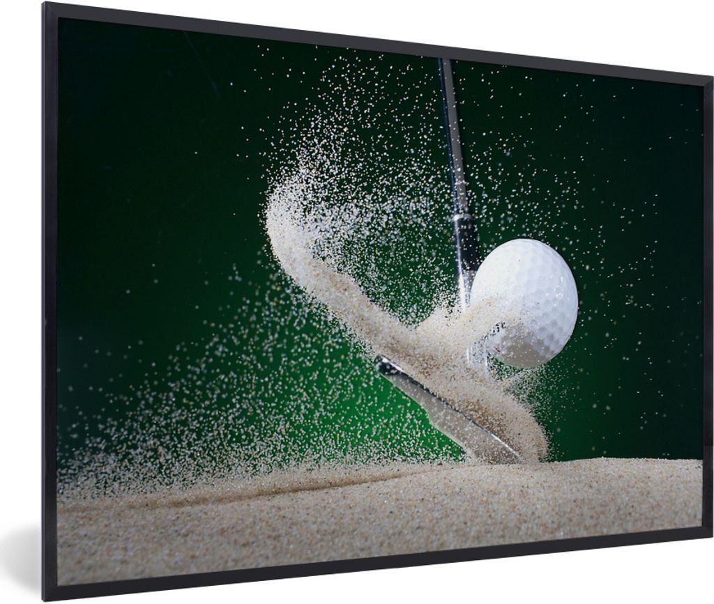 MuchoWow Gerahmtes Poster Eine Nahaufnahme eines aus dem Bunker geschlagenen Golfballs 30x20 cm - Poster mit Schwarzem Bilderrahmen Wandposter Ra...