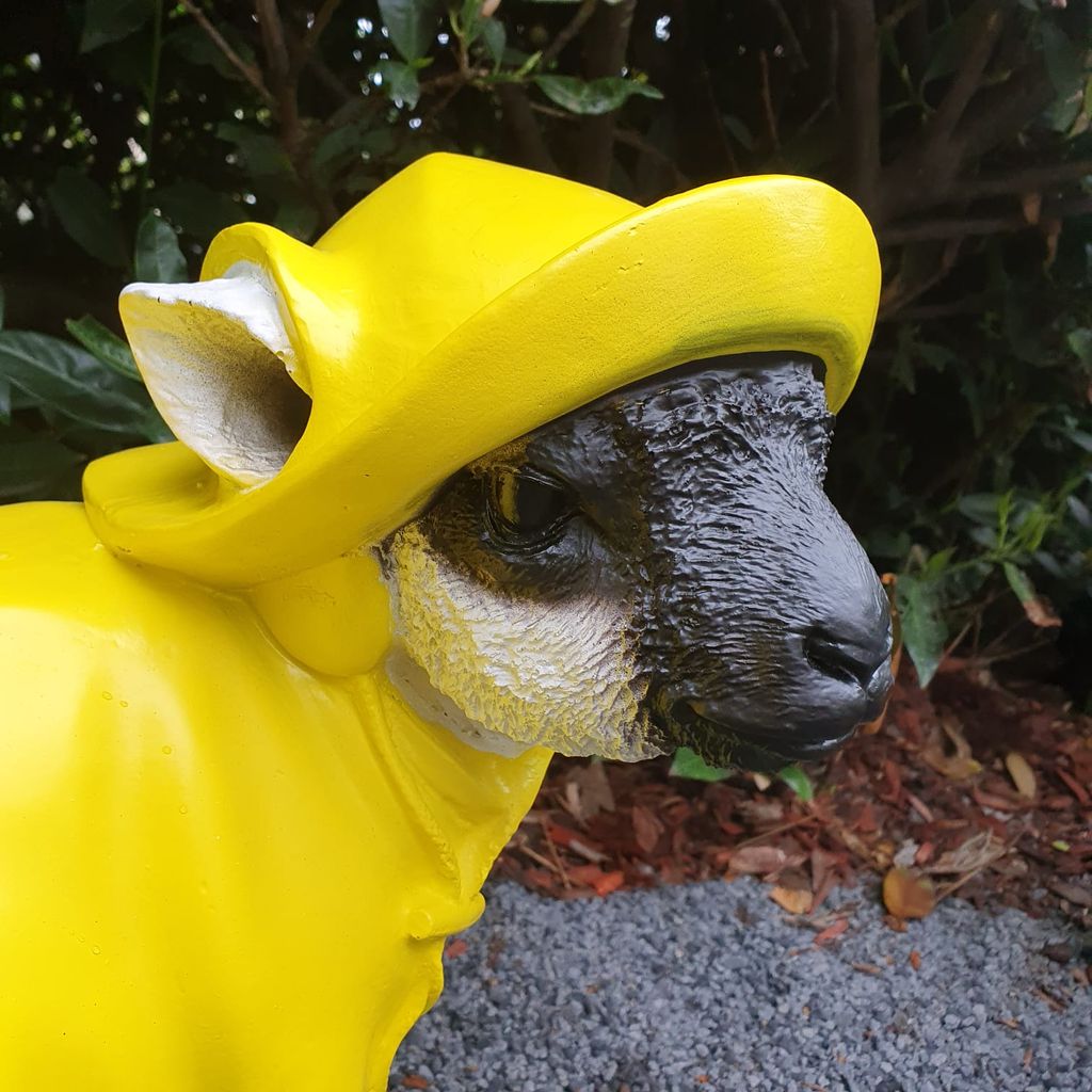 Regenmantel Schaf Tier Garten Deko #3330 Figur Lamm mit grünen Gummistiefeln 