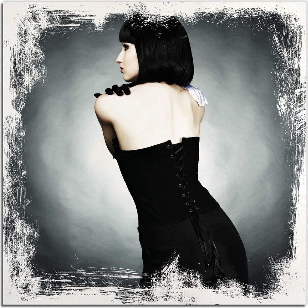 Kunstdrucke Wandbilder Holz in : Brillante Farben, Größe 50 x 50 cm Motiv Schöne Frau im schwarzen Kleid zeigt ihren Rücken