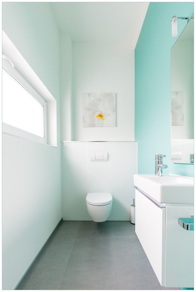Wallario Premium Glasbild, freischwebende Optik, kräftige Farben, Größe 90 x 60 cm Motiv Badezimmer Gästetoilette Innenansicht - WC und Waschbe...