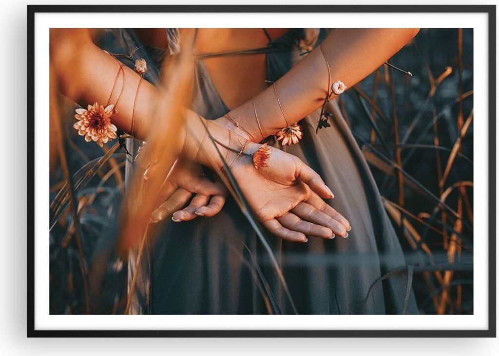 Gerahmtes Poster - Schwarzer Rahmen - Frau Hände Wiese - 100x70 cm - Wand Bild - Wanddeko - Wandbilder - Kunstposter - Wandposter - Bilderrahmen -...