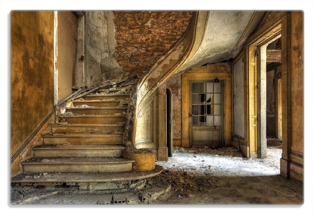 Wallario Frühstücksbrettchen aus Glas 20 x 30 cm mit rutschfesten Füßen, Motiv Massive Steintreppe in herrenlosem Haus