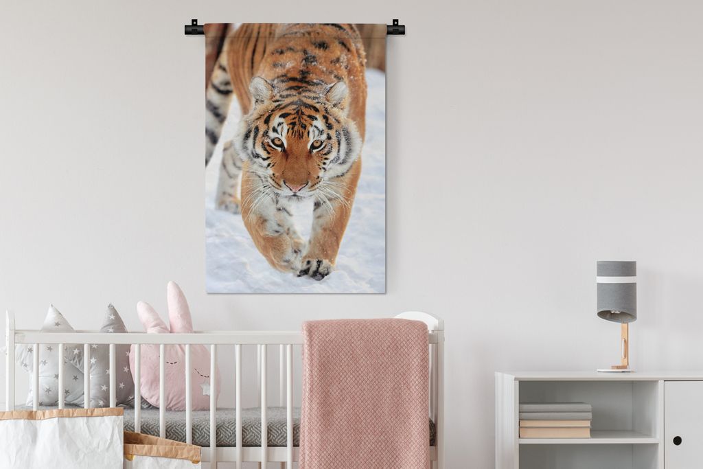 MuchoWow Wandteppich Wandbehang Tiger - Jagd - Schnee 60x90 cm Tapisserie Dekoration Wandtuch - Foto-Teppich - Abwaschbar