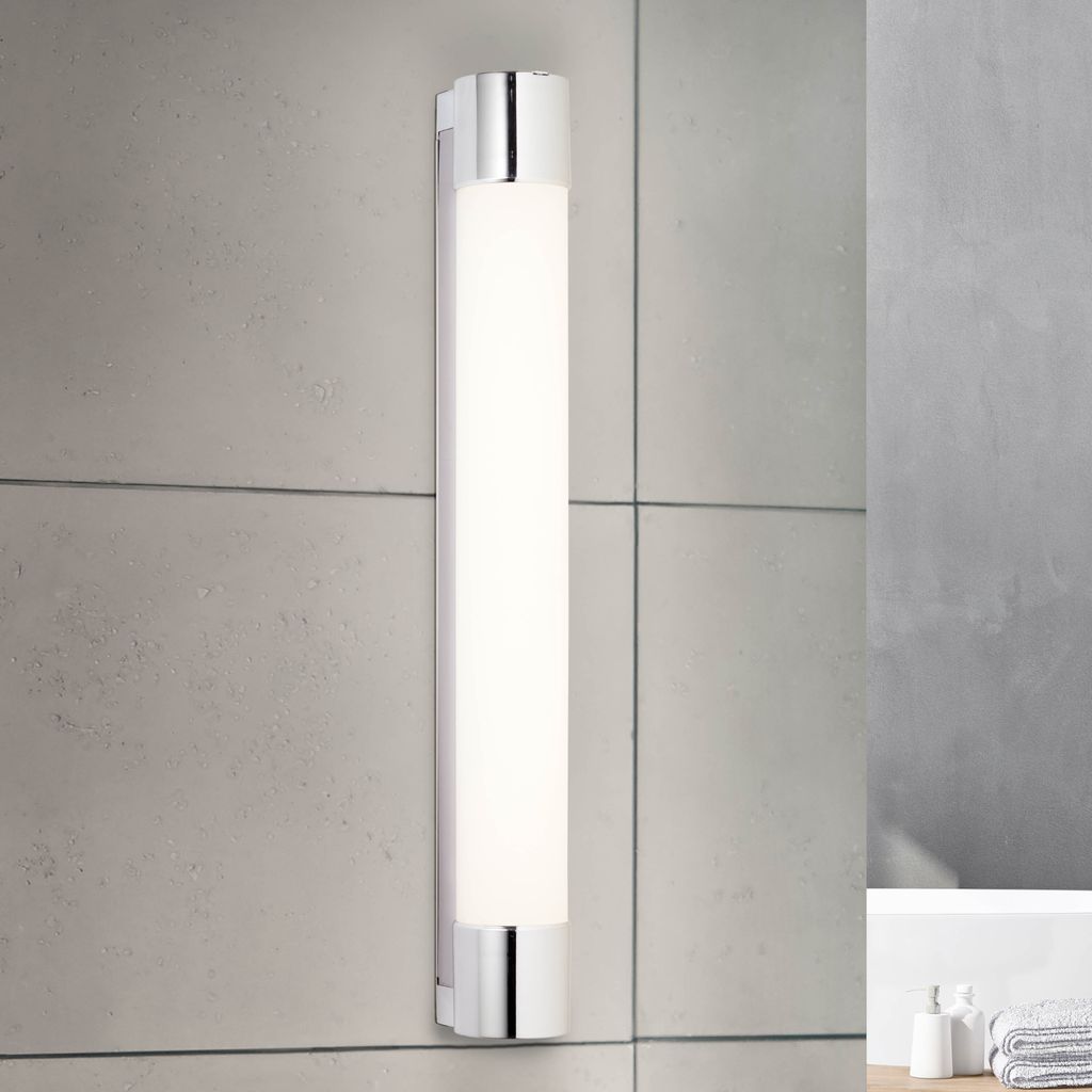 BRILLIANT LED Wandlampe HORACE mit kaltweißem Licht | Spritzwassergeschützte Wandleuchte für das Badezimmer | Spiegellampe mit Steckdose | Metall/Glas |  60cm Breite | 10W 1300 Lumen 4000 Kelvin