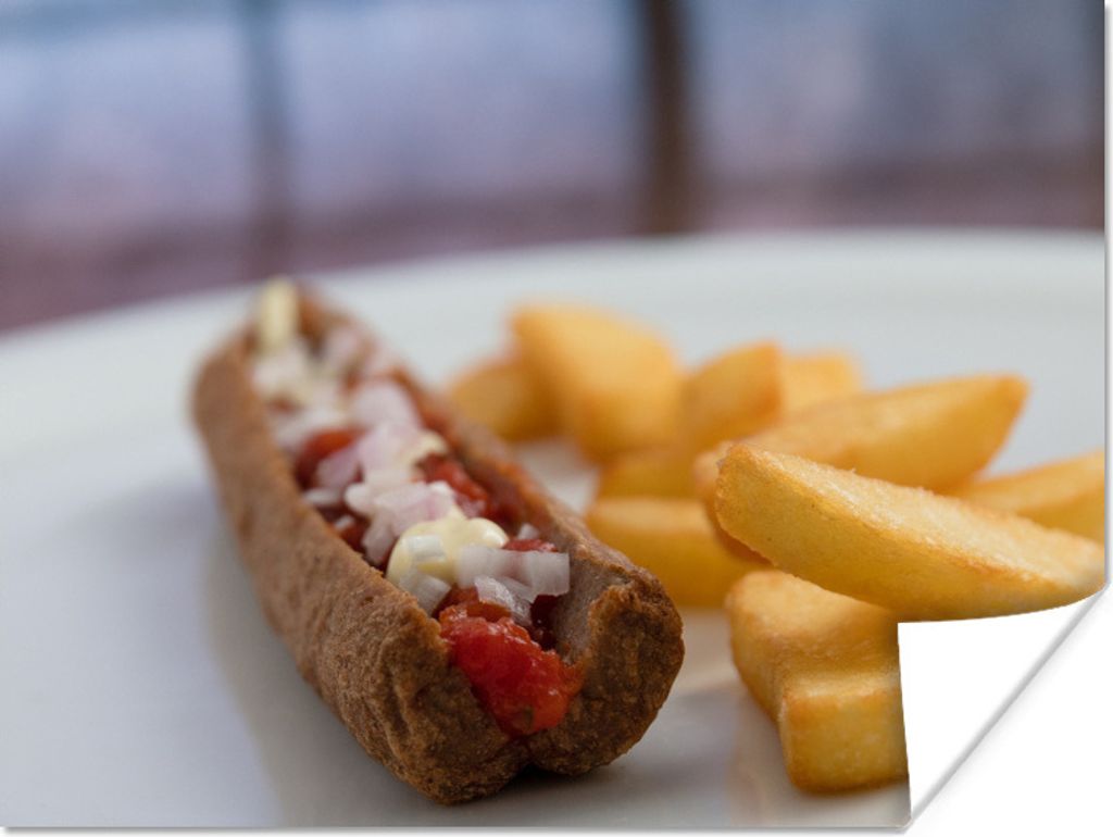 MuchoWow Poster Leckeres Frikandel-Spezial mit Pommes 160x120 cm - Foto Plakat