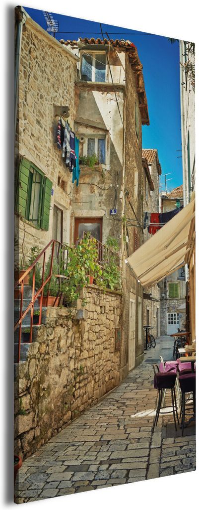 Wallario Premium Leinwandbild Romantische Gasse in Kroatien mitten in der Stadt in Größe 30 x 75 cm