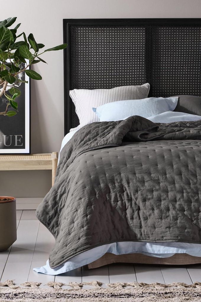 Sprei Calm - Dunkelgrau, 180 x 260 cm - Standard 100 , Hochwertige Polyester-Bedsprei für Stilvolle Schlafzimmerdekoration