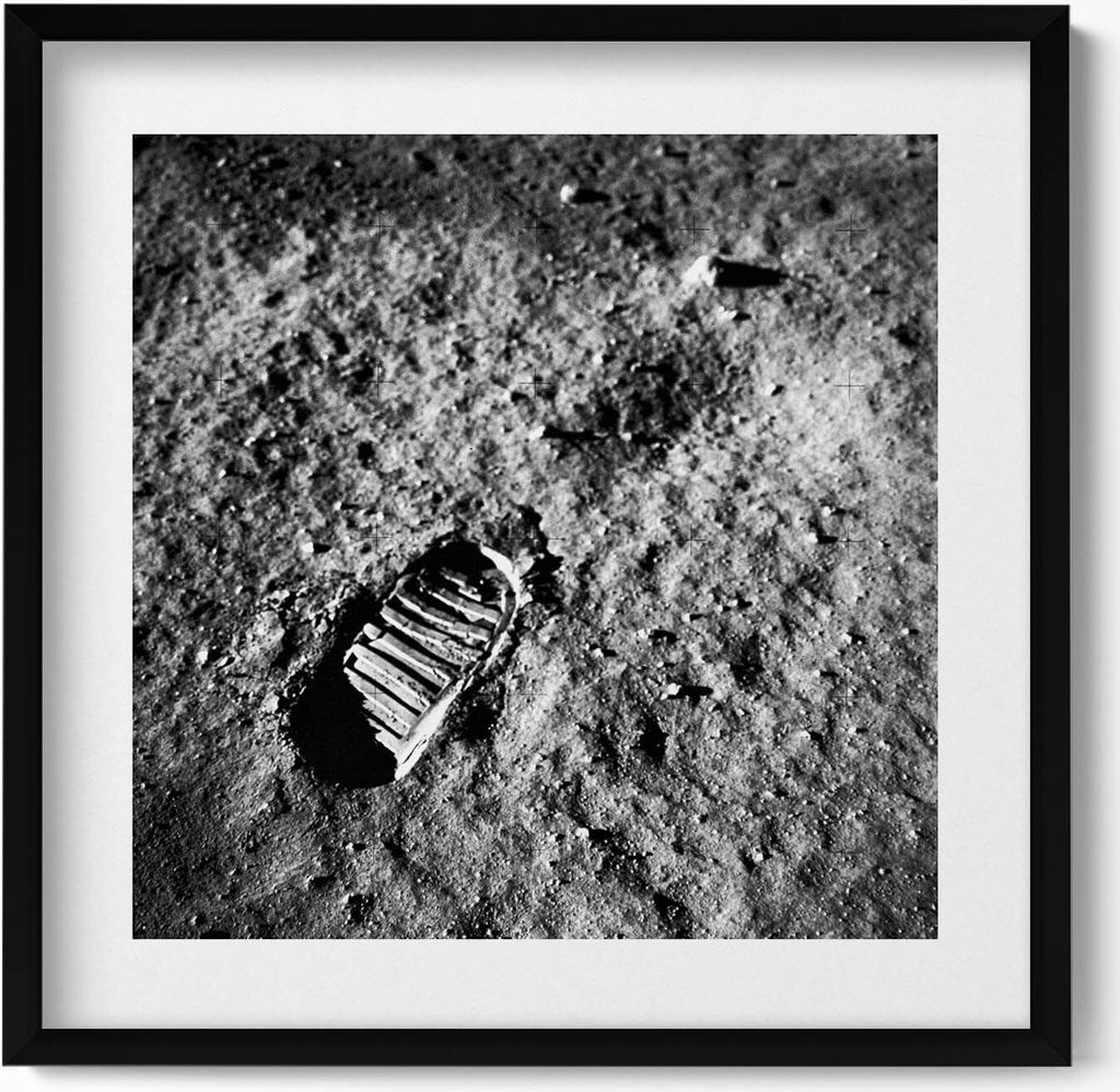 Erster Schritt auf dem Mond NASA-Foto– Wandbild mit Rahmen – Gerahmtes Bild – Wanddekoration – 50x50 cm – Schwarz Rahmen