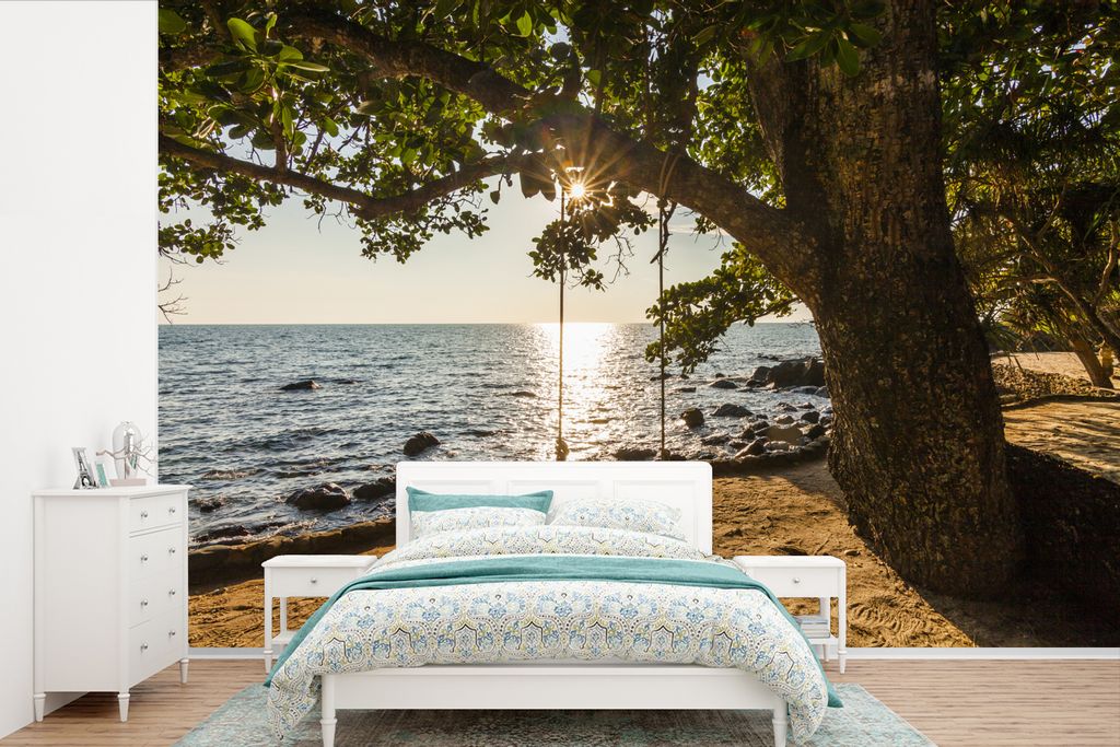 MuchoWow Fototapete für Wohnzimmer oder Schlafzimmer Wandtapete Vinyl Motivtapete Ein tropischer Baum mit einer Schaukel am Strand von Ko Chang ...