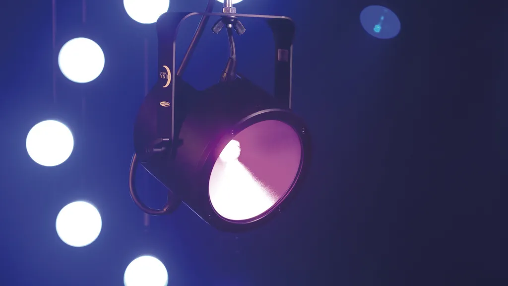 Showtec Luna Par 60 Q4 Projecteur LED COB RGBW 60W avec Zoom Manuel