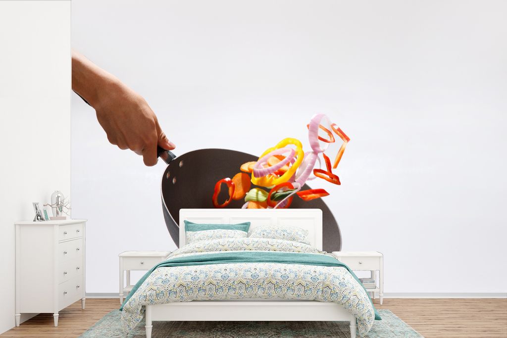 MuchoWow Fototapete für Wohnzimmer oder Schlafzimmer Wandtapete Vinyl Motivtapete Geschmortes Gemüse in einer Wok-Pfanne - 360x240 cm - Vinyl-T...