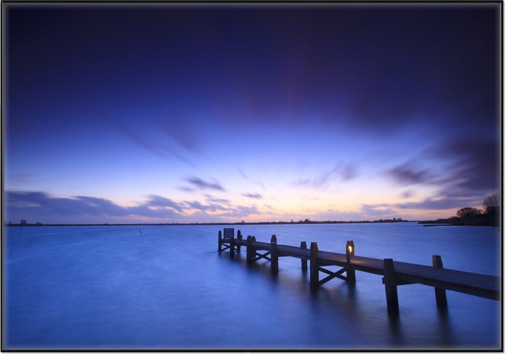 Wallario Wandbild Steg bei Abenddämmerung - Blauer Himmel bei Nacht, Größe: 70,30 x 100,30 cm, Poster mit schwarzem Aluminiumrahmen