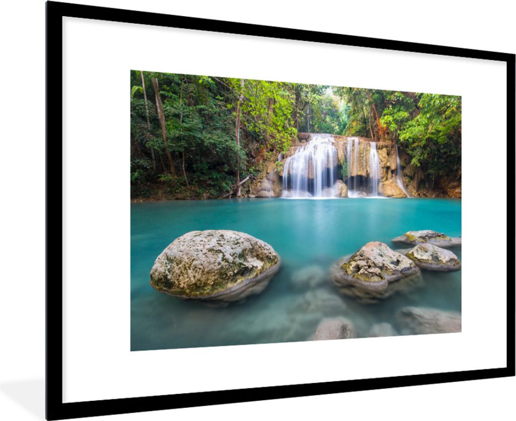 MuchoWow Gerahmtes Poster Moosbewachsene Felsen vor dem Wasserfall im Erawan-Nationalpark 90x60 cm - Poster mit Schwarzem Bilderrahmen Wandposter...