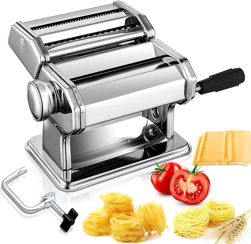 Machine à pâtes manuelle pour cuisiner des fettuccine fraîches maison