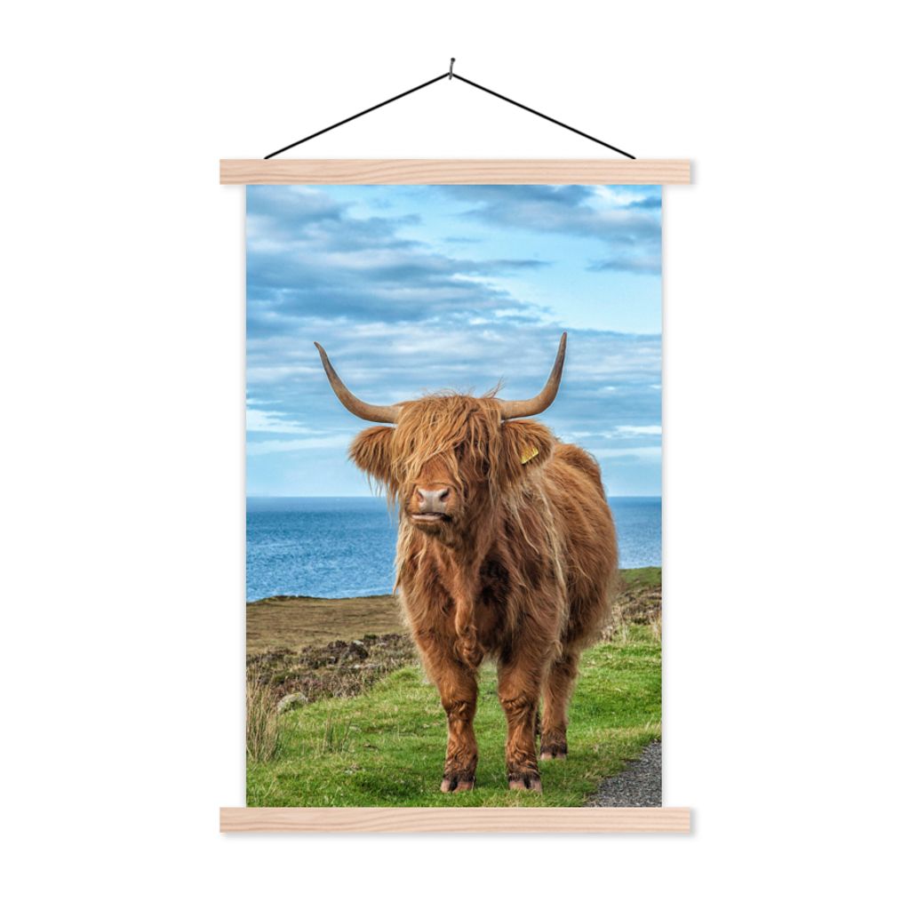 MuchoWow Textilposter Schottischer Highlander - Wasser - Hörner 60x90 cm mit holzfarbenen Rahmen - Textil