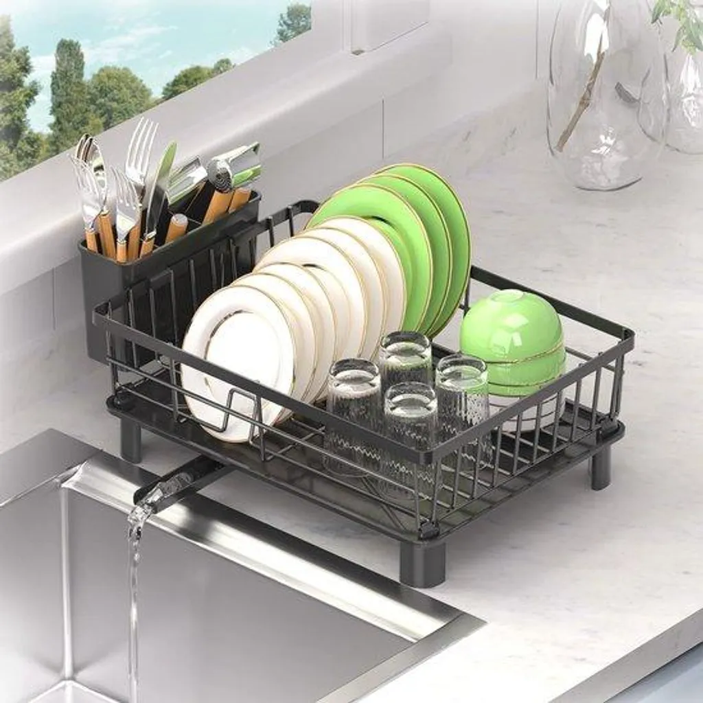 Évitez les plans de travail mouillés avec cet égouttoir inox compact
