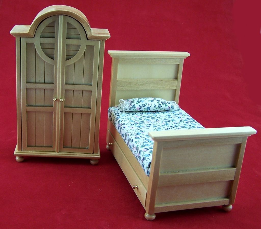 Miniatur Schrank und Bett für Kinderzimmer aus Holz, lackiert. 1:12 Puppenstuben