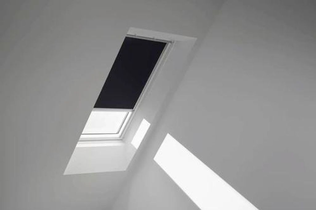 VELUX Dachfenster Verdunkelungsrollo schwarz mit grauem Alu-Rahmen elektronisch DML MK12 3009K