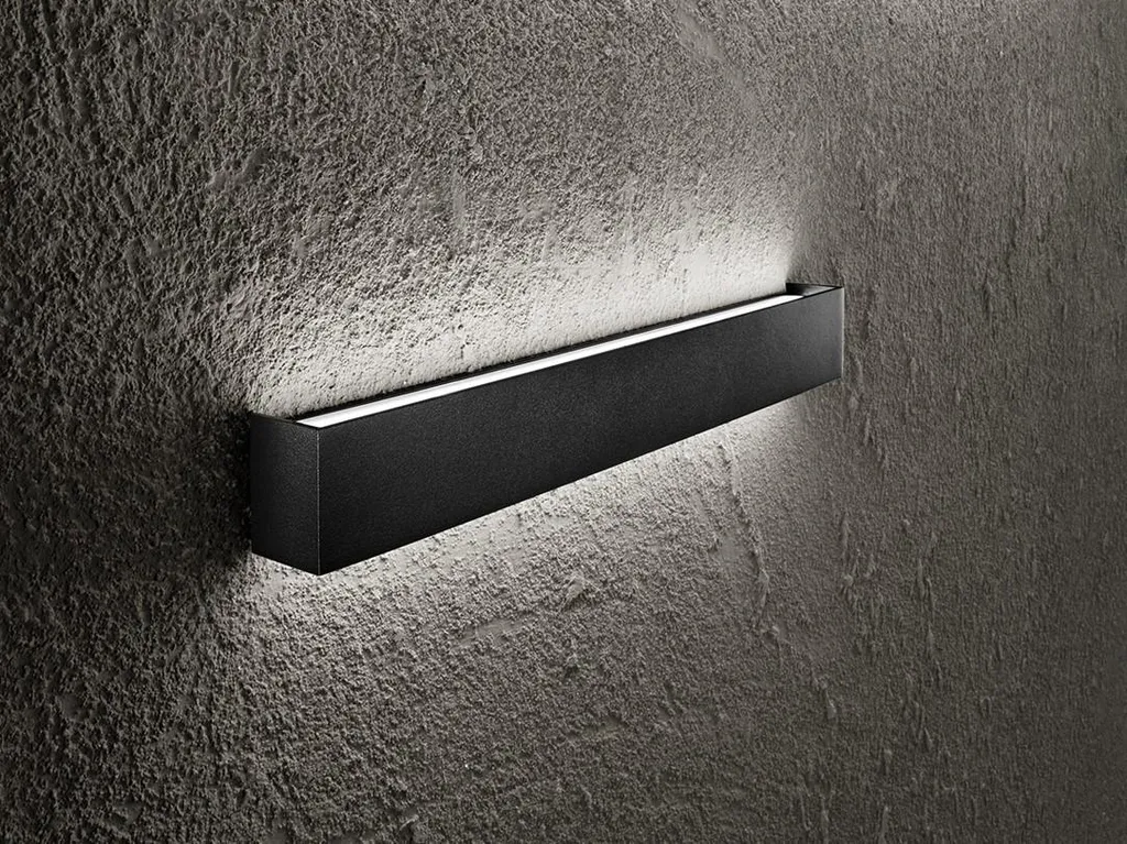 Applique LED fine noir mat 20W : fini les éclairages blafards et encombrants