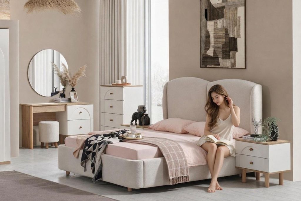 Skandinavisches Schlafzimmer-Set mit Bett, Spiegel, Kommode und Pouf