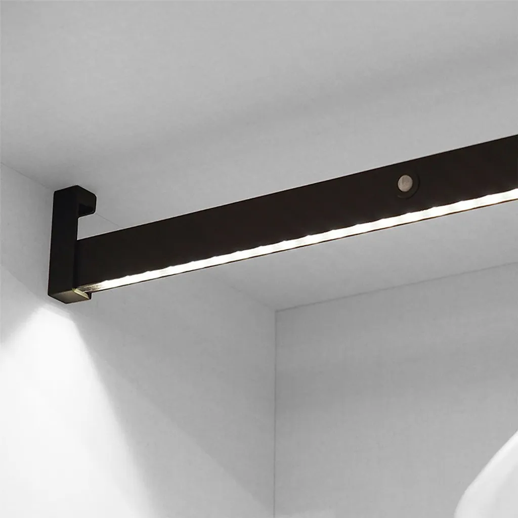 Barre de penderie lumineuse pour organiser et éclairer votre placard