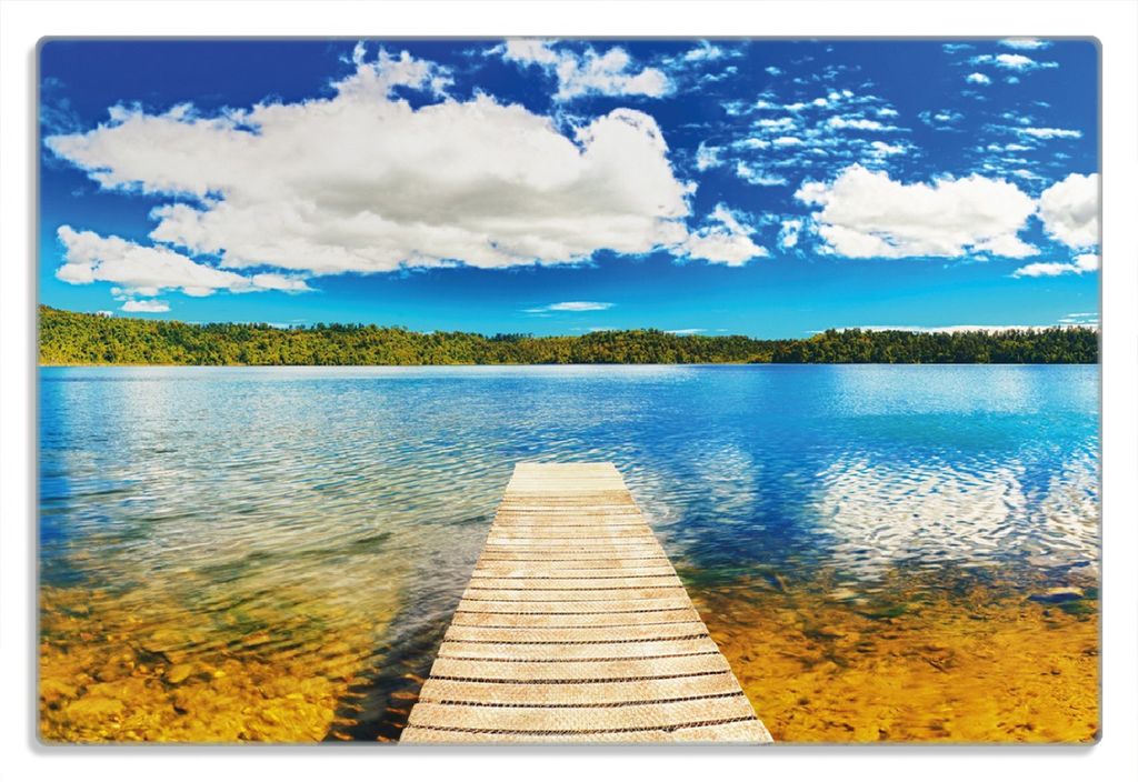 Wallario Frühstücksbrettchen aus Glas 20 x 30 cm mit rutschfesten Füßen, Motiv Klarer See mit Steg - Blauer Himmel