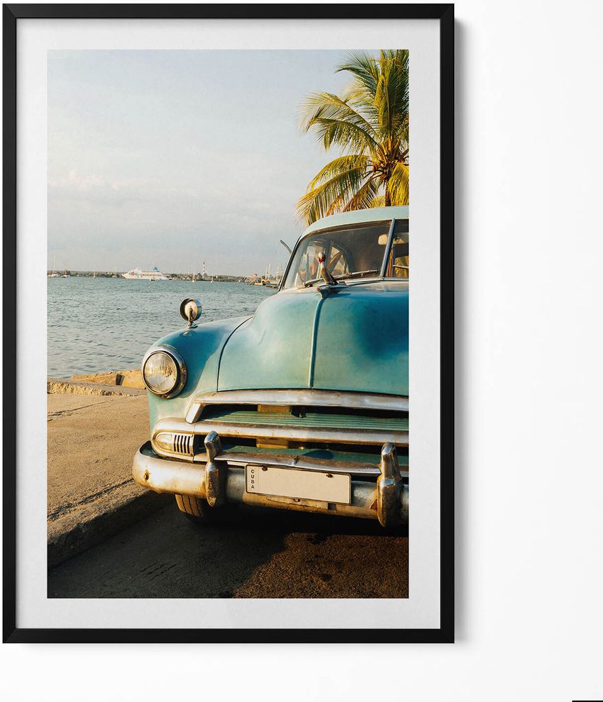 Blaues Auto am Meer– Wandbild mit Rahmen – Gerahmtes Bild – Wanddekoration – 70x100 cm – Schwarz Rahmen