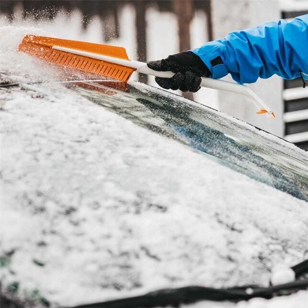 škrabka na led s metličkou do auta SnowXpert bílá Fiskars Obrázek produktu 7
