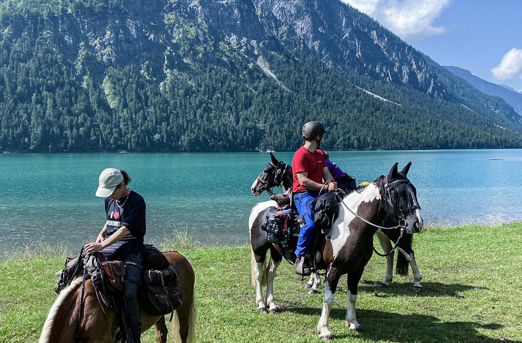 Jochen Schweizer Wanderreiten Aschbach (1 Nacht); Erlebnis verschenken oder selbst erleben; Gutschein gültig für 1 Person Gruppengröße: 2-4 Pe...