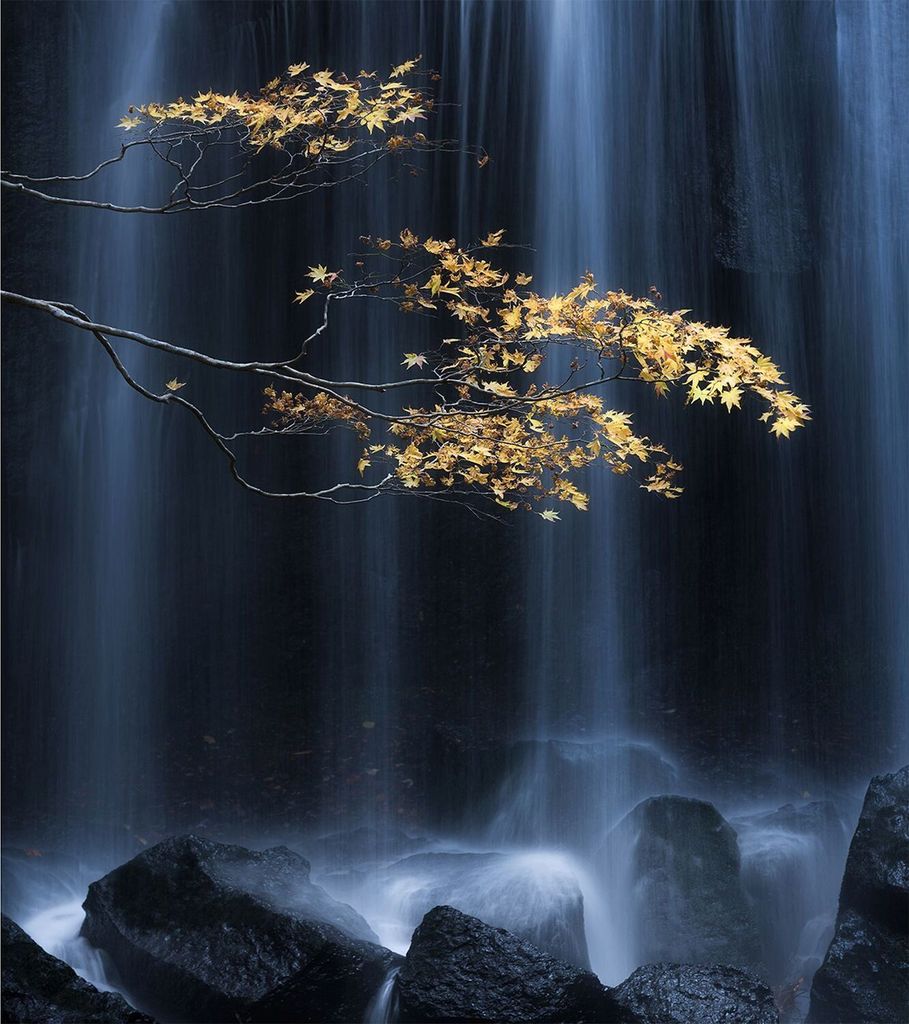 Sanders & Sanders Fototapete Wasserfall Dunkelblau, Schwarz und Ockergelb 375 x 270 cm