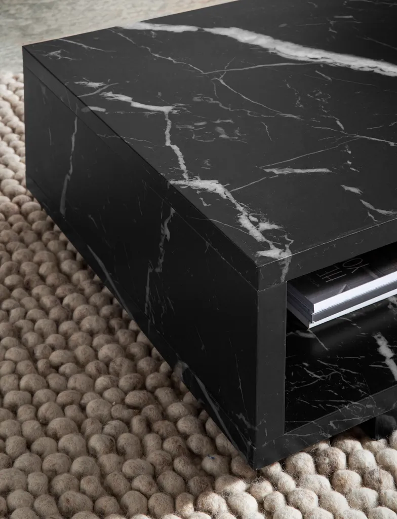 Table basse de salon moderne idéale pour optimiser l'espace et le rangement