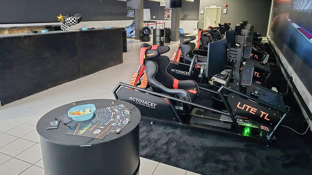 Jochen Schweizer Sim Racing Raum Imst (20 Min.); Erlebnis verschenken oder selbst erleben; Gutschein gültig für 1 Person Gruppengröße: 1-6 Pers...