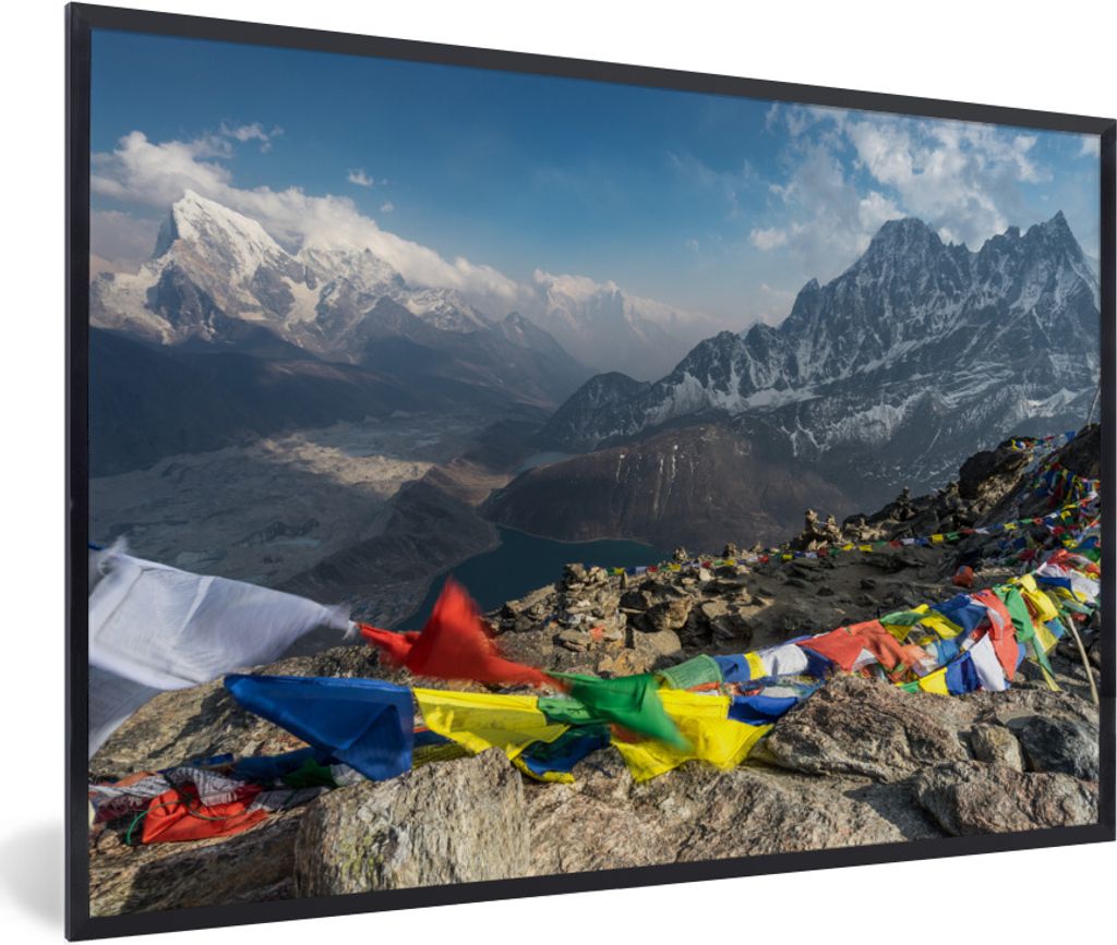 MuchoWow Gerahmtes Poster Flaggen im Himalaya-Gebirge auf Berggipfel, Nepal 90x60 cm - Poster mit Schwarzem Bilderrahmen Wandposter Rahmen Foto B...