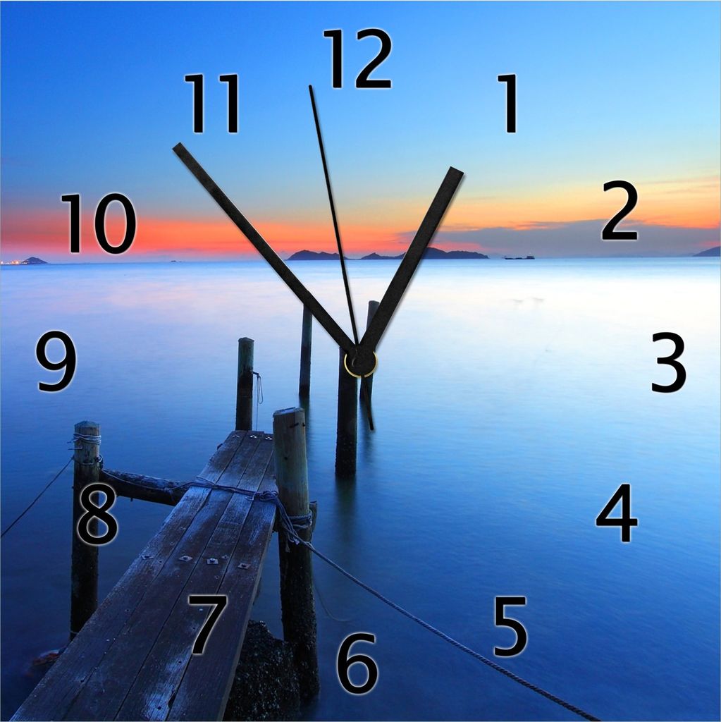Wallario Design Wanduhr Steg im Wasser - Abendstimmung am Meer aus Echtglas, Größe 30 x 30 cm