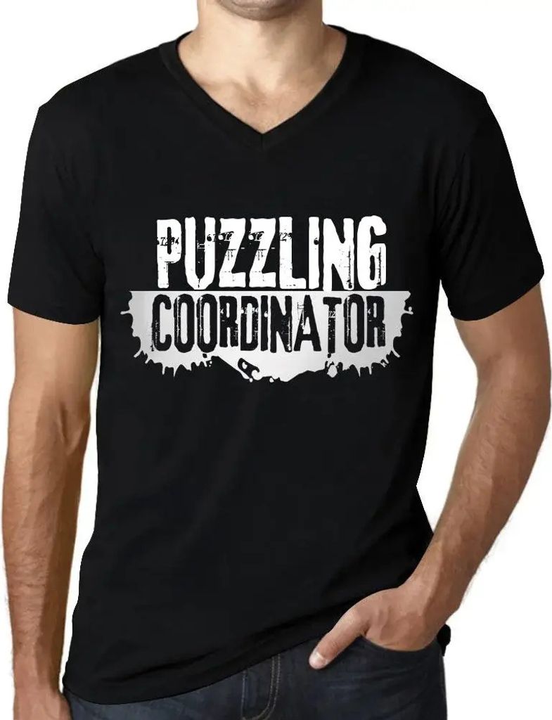 Herren Grafik T-Shirt V-Ausschnitt Rätselhafter Koordinator – Puzzling Coordinator – Öko-Verantwortlich Vintage Jahrgang Kurzarm Lustige Druck