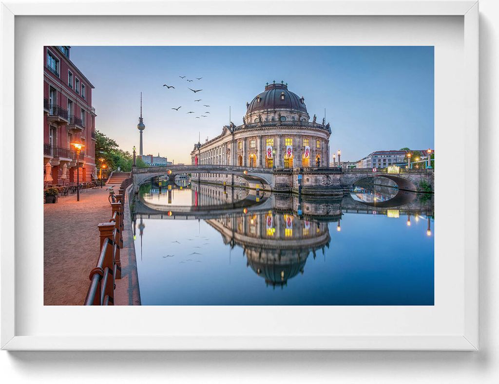 Bode-Museum in Berlin– Wandbild mit Rahmen – Gerahmtes Bild – Wanddekoration – 70x50 cm – Weiß Rahmen