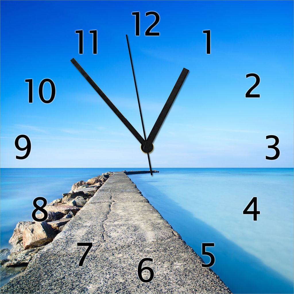 Wallario Design Wanduhr Pier am blauen Ozean mit blauem Himmel aus Echtglas, Größe 30 x 30 cm