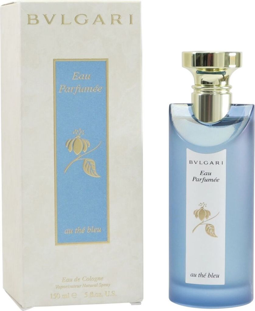Luxuriöse Parfümflasche Bvlgari Eau Parfumée au thé bleu mit goldener Kappe neben eleganter Verpackung in Blau und Cremefarben.