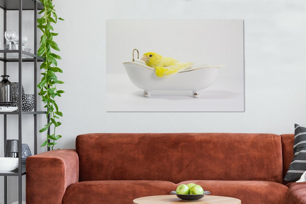 OneMillionCanvasses - Leinwandbilder - 140x90 cm, Gelber Kanarienvogel auf weißem Hintergrund in der Badewanne, Wandbilder Kunstdruck Wanddekora...