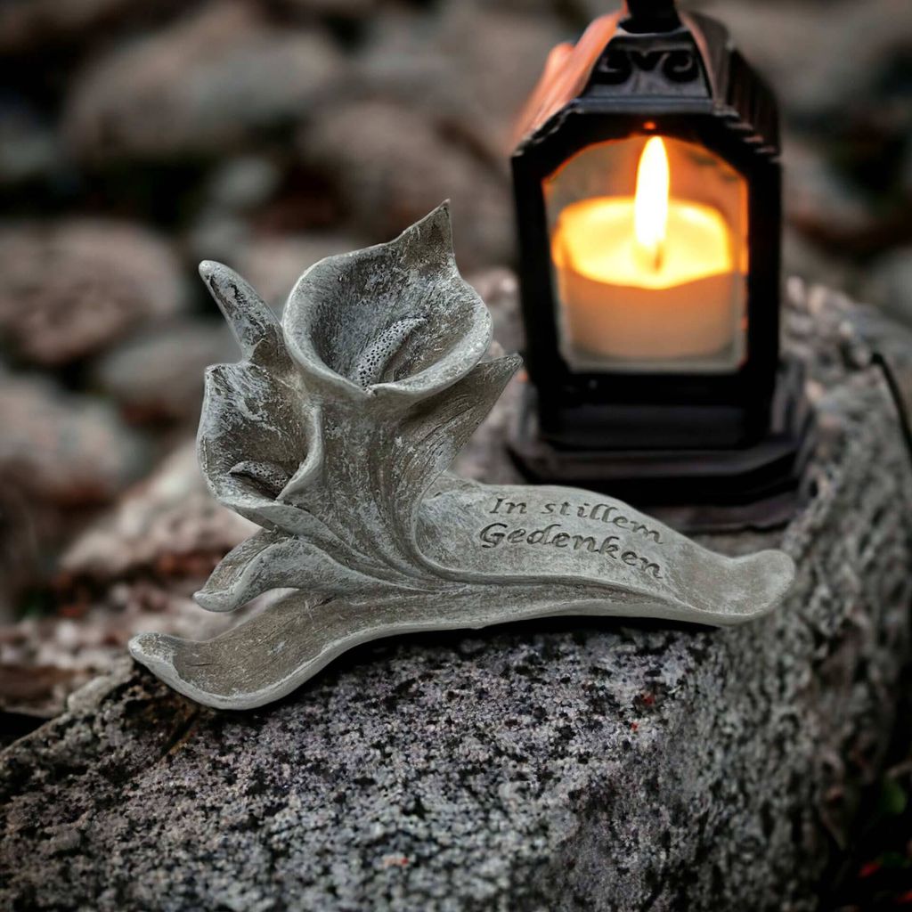 eberin · Grabschmuck „Stein Calla“ – Ein Symbol des stillen Gedenkens · Grabschmuck mit Trauerspruch In stillem Gedenken · Calla Blüten f...