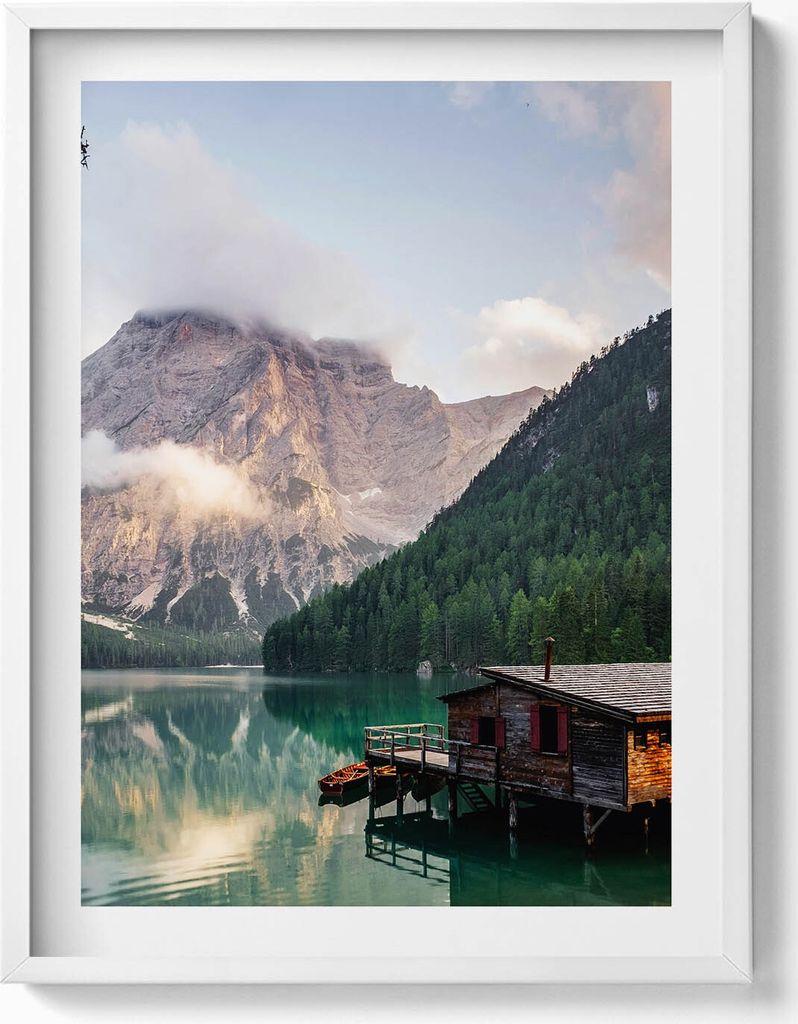 Haus am Bergsee– Wandbild mit Rahmen – Gerahmtes Bild – Wanddekoration – 60x80 cm – Weiß Rahmen
