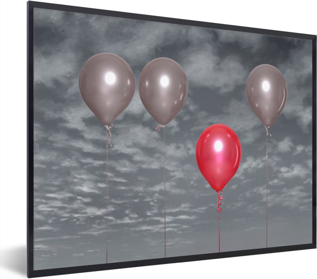 MuchoWow Gerahmtes Poster Ein Schwarz-Weiß-Foto mit drei grauen Luftballons und einem roten Luftballon 40x30 cm - Poster mit Schwarzem Bilderrah...