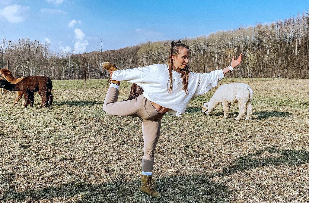 Jochen Schweizer Alpaka Yoga für 2; Erlebnis verschenken oder selbst erleben; Gutschein gültig für 2 Personen Gruppengröße: 6 - 15 Personen