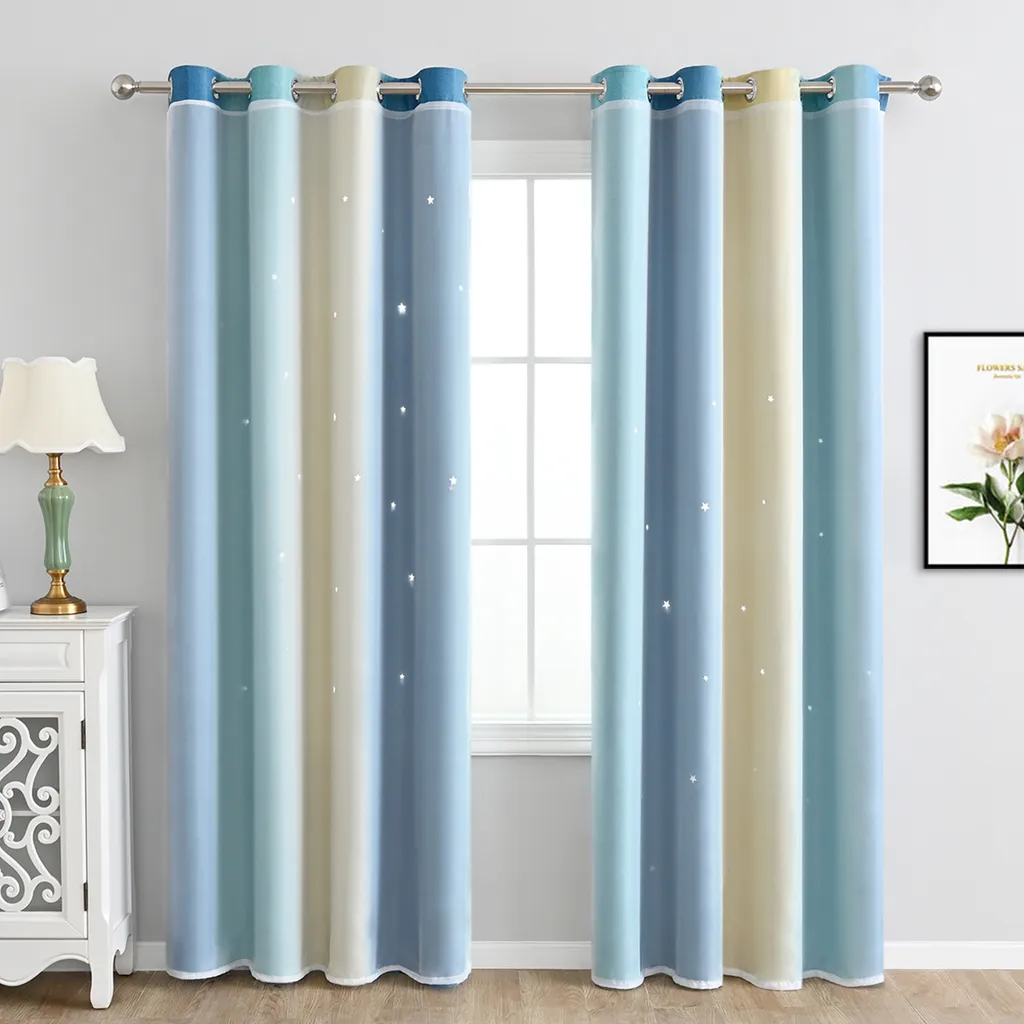 Rideaux chambre enfant pour tamiser la lumière avec étoiles et voilage