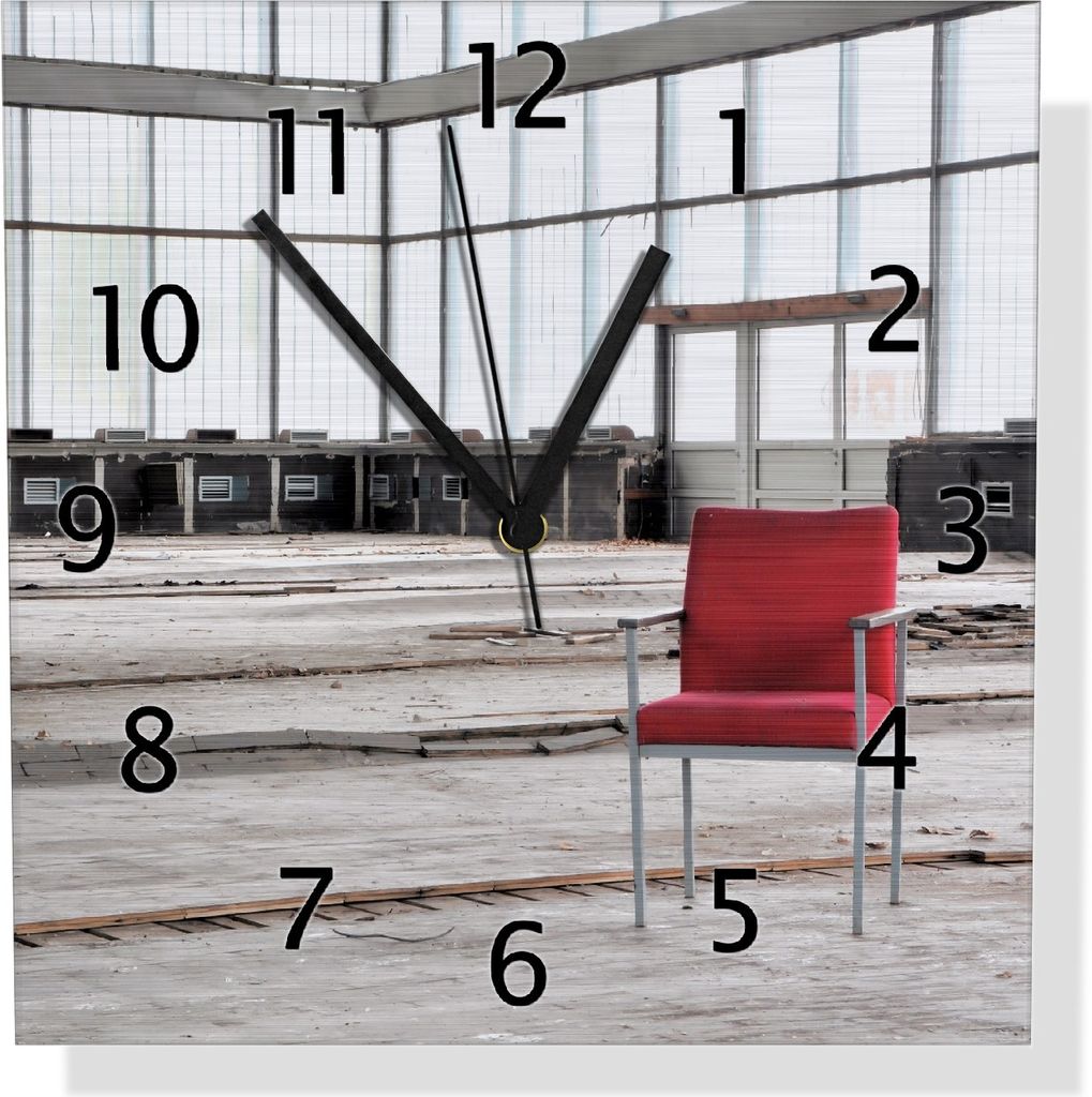 Wallario Design Wanduhr Stille und Leere - ein einsamer roter Stuhl in einer alten Halle aus Aluverbund, Größe 30 x 30 cm
