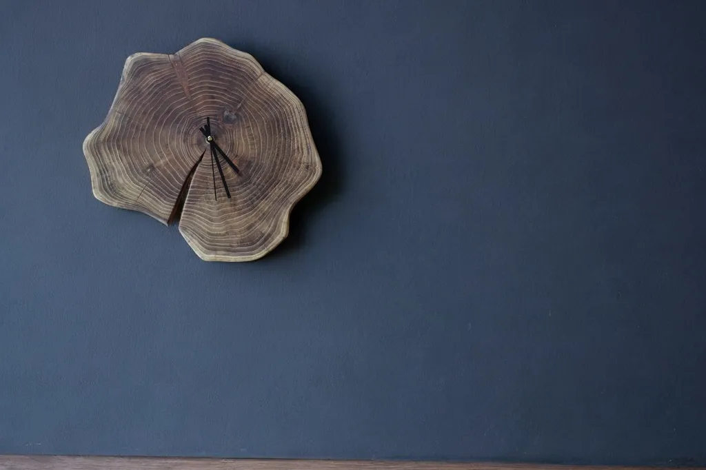 Horloge murale en rondelle de bois rustique faite main, diamètre 40-45cm