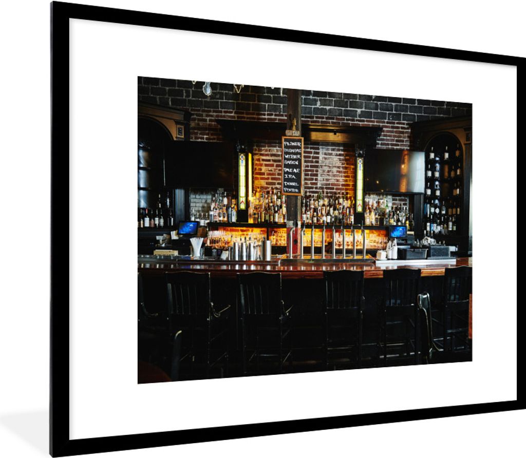 MuchoWow Gerahmtes Poster Eine gemütliche Bar mit Beleuchtung auf den Flaschen 80x60 cm - Poster mit Schwarzem Bilderrahmen Wandposter Rahmen Fo...