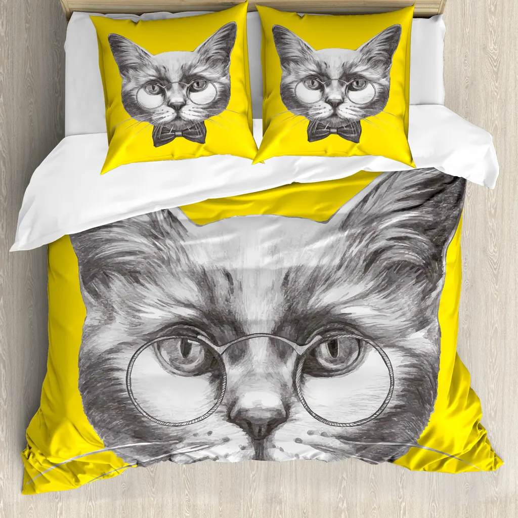 ABAKUHAUS Copripiumino per animali domestici, gatto con occhiali e papillon, antiacaro, adatto a chi soffre di allergie, con federe, 200 cm x 200 cm - 80 x 80 cm, giallo grigio bianco