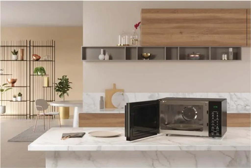 Whirlpool MWP 295 B Micro-ondes combiné 29L 900W Noir à surface plane